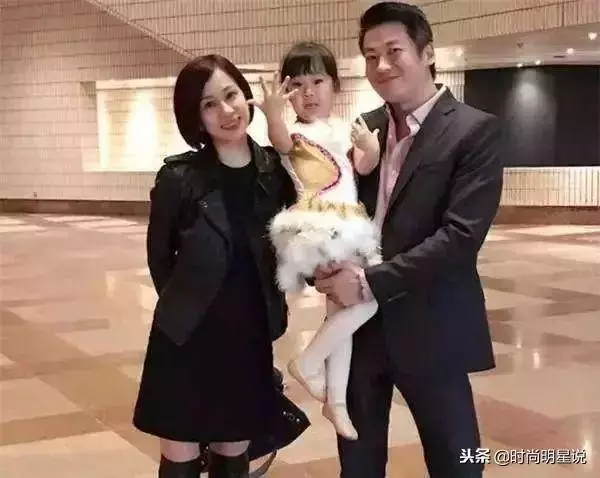 天生娃娃臉,嫁入豪門卻要靠佘詩曼救濟,42歲被老公寵成公主.