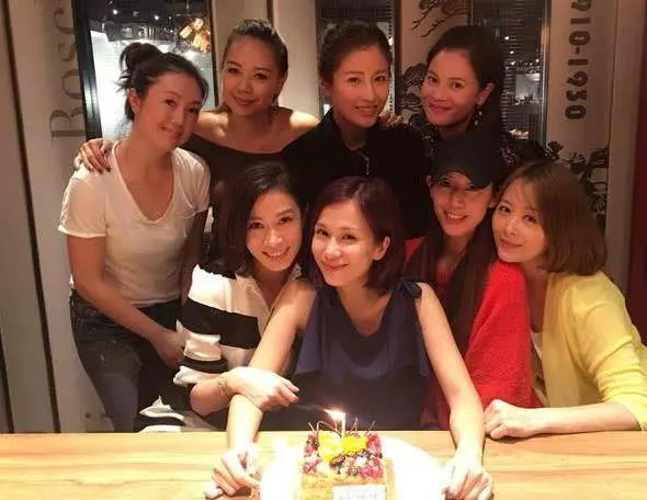 天生娃娃臉,嫁入豪門卻要靠佘詩曼救濟,42歲被老公寵成公主.