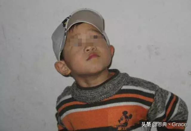 老婦砍柴,抱回一男嬰,十年後生病沒錢治,男童說了三字!