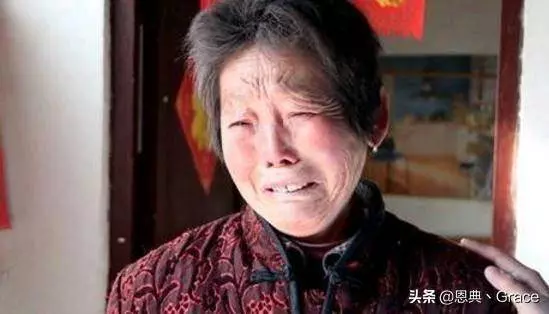老婦砍柴,抱回一男嬰,十年後生病沒錢治,男童說了三字!