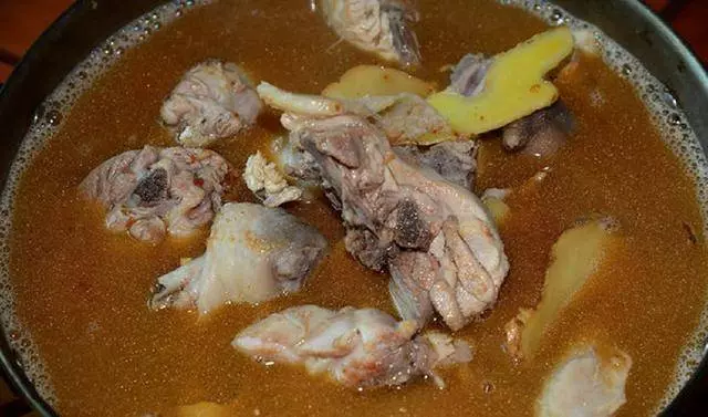 「麻油雞」別只會加水!再加它燉比原來的香多倍,雞肉更嫩更入味