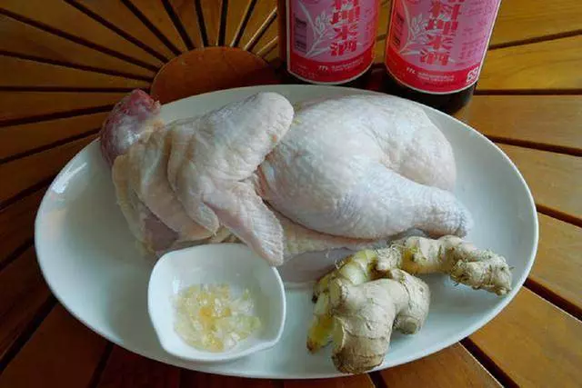 「麻油雞」別只會加水!再加它燉比原來的香多倍,雞肉更嫩更入味