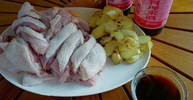 「麻油雞」別只會加水!再加它燉比原來的香多倍,雞肉更嫩更入味