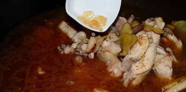 「麻油雞」別只會加水!再加它燉比原來的香多倍,雞肉更嫩更入味