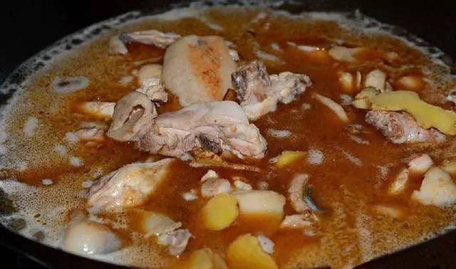 「麻油雞」別只會加水!再加它燉比原來的香多倍,雞肉更嫩更入味