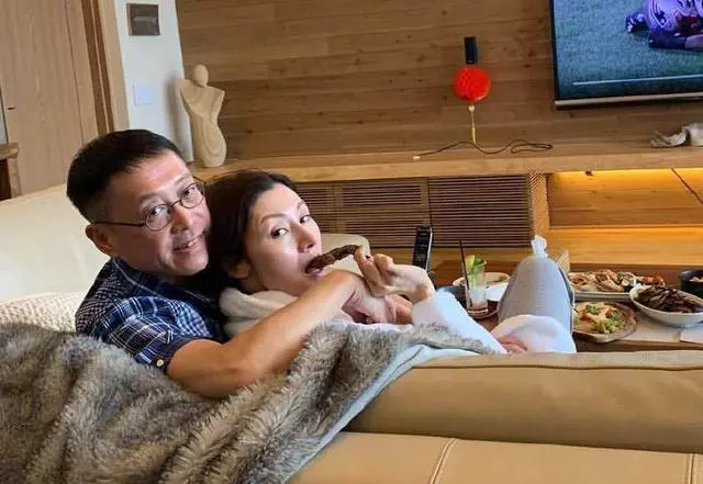 百億富豪許晉亨太節儉!穿短褲花幾十元斬叉燒,還給李嘉欣打包!