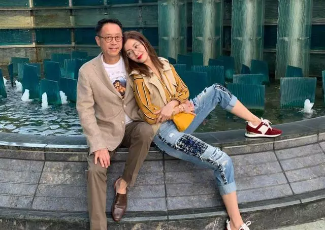 百億富豪許晉亨太節儉!穿短褲花幾十元斬叉燒,還給李嘉欣打包!