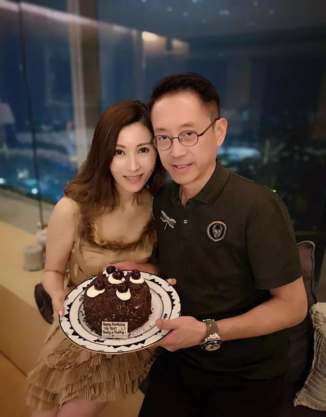 百億富豪許晉亨太節儉!穿短褲花幾十元斬叉燒,還給李嘉欣打包!
