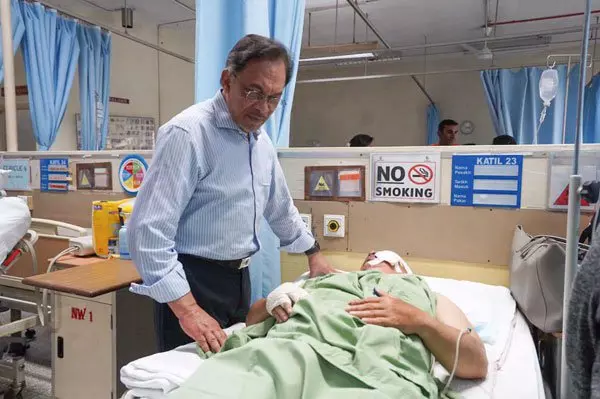 騎摩哆遇車禍 安華探望旺姐傷重司機