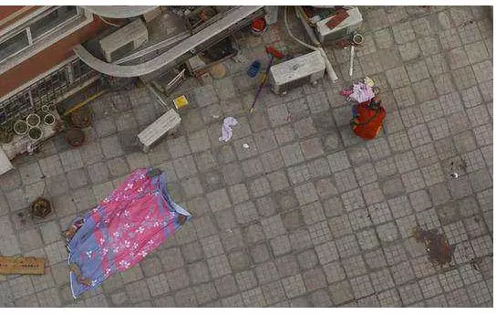 婆婆抱著剛滿月親孫女跳樓身亡,只因兒媳一句話,導致家破人亡!