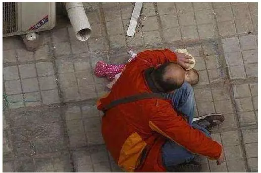 婆婆抱著剛滿月親孫女跳樓身亡,只因兒媳一句話,導致家破人亡!