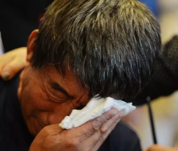 老婆去世18年,兒子帶女友來家,女孩指著遺照喊媽媽,全家傻住
