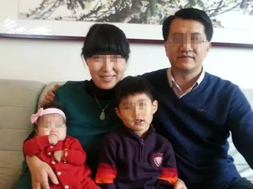 得知我是領養的孩子後我住進了旅館,爸媽帶我回家怒吼著讓弟弟滾