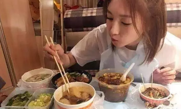 明星「片場吃飯照」曝光,胡歌、劉德華和彭於晏的差別,一看就知道 難怪劉最紅…