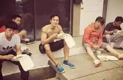 明星「片場吃飯照」曝光,胡歌、劉德華和彭於晏的差別,一看就知道 難怪劉最紅…