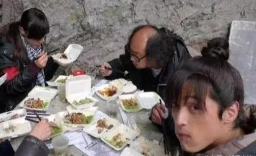明星「片場吃飯照」曝光,胡歌、劉德華和彭於晏的差別,一看就知道 難怪劉最紅…