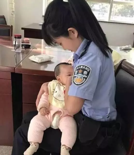 嫌犯嬰兒餓到哭….女警竟當眾解制服餵食,溫馨的一幕讓嫌犯感激涕零