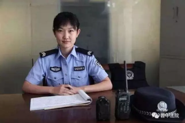 嫌犯嬰兒餓到哭….女警竟當眾解制服餵食,溫馨的一幕讓嫌犯感激涕零