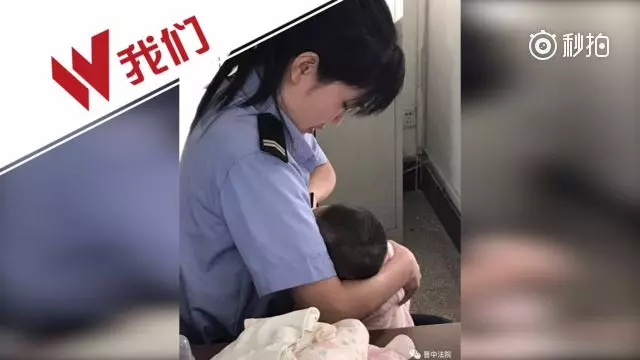 嫌犯嬰兒餓到哭….女警竟當眾解制服餵食,溫馨的一幕讓嫌犯感激涕零