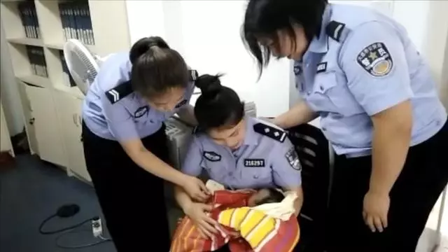 嫌犯嬰兒餓到哭….女警竟當眾解制服餵食,溫馨的一幕讓嫌犯感激涕零