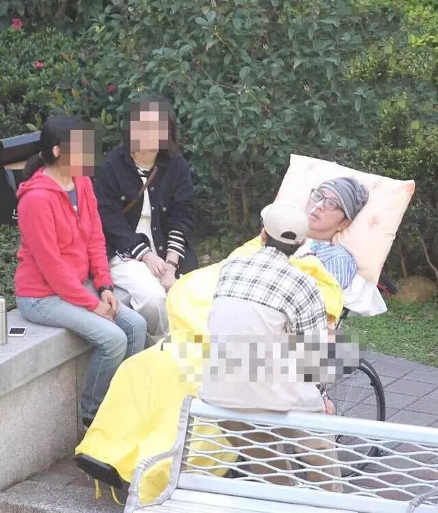 50歲音樂人袁惟仁,腦溢血昏迷後又發現腦瘤,近照首曝光身形消瘦癱坐輪椅反應遲鈍