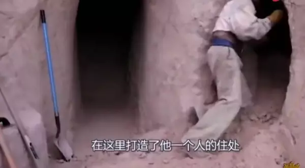 男子隱居沙漠不願走,25年後被人發現,進入洞口後驚歎:這是異世嗎?