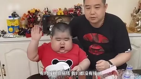 6歲小胖弟「不上學開直播」被罵斂財 爸媽曝心酸原因 ,百萬網友淚崩:太勇敢了!