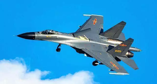 中國殲-11B戰機海上攔截外軍機,座艙警報不斷,或被雷達鎖定