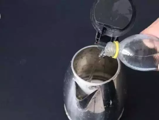 電熱水壺只用不洗?只需一招,水垢自己嘩嘩往下掉,立馬乾凈如新