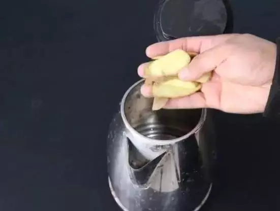 電熱水壺只用不洗?只需一招,水垢自己嘩嘩往下掉,立馬乾凈如新