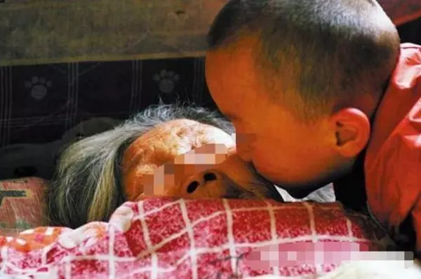 老母親去世,「8個兒子」回來爭家產,最小孫子「親奶奶一口」,大家「都傻了」