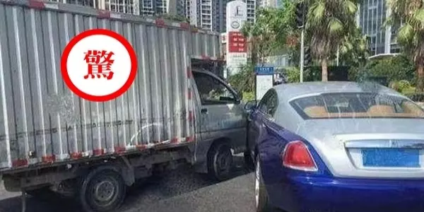 兩車相撞,麵包車上的一個標誌,嚇壞450萬的勞斯萊斯車主!差點棄車而逃!