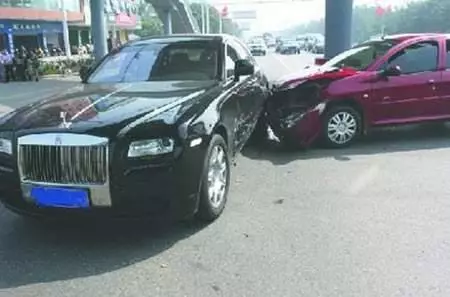 兩車相撞,麵包車上的一個標誌,嚇壞450萬的勞斯萊斯車主!差點棄車而逃!