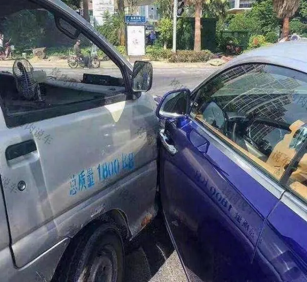 兩車相撞,麵包車上的一個標誌,嚇壞450萬的勞斯萊斯車主!差點棄車而逃!