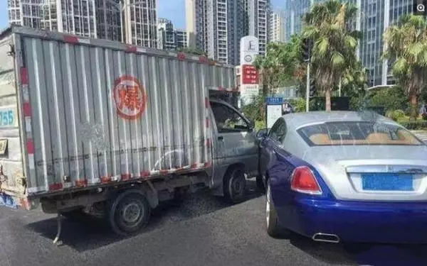兩車相撞,麵包車上的一個標誌,嚇壞450萬的勞斯萊斯車主!差點棄車而逃!