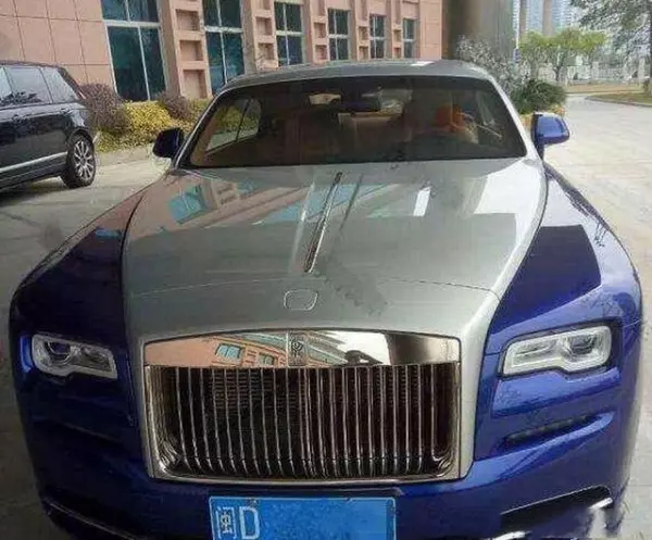兩車相撞,麵包車上的一個標誌,嚇壞450萬的勞斯萊斯車主!差點棄車而逃!