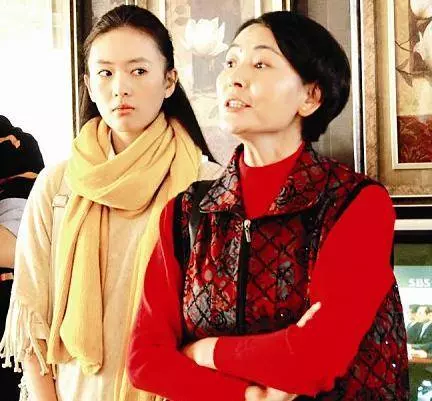 大哥去世3年,嫂子總是半夜發燒,婆婆讓小叔子去送藥,進屋慌了
