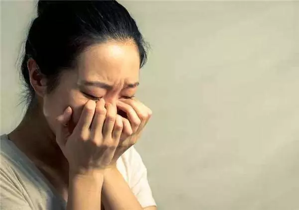 大哥去世3年,嫂子總是半夜發燒,婆婆讓小叔子去送藥,進屋慌了