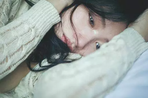 大哥去世3年,嫂子總是半夜發燒,婆婆讓小叔子去送藥,進屋慌了