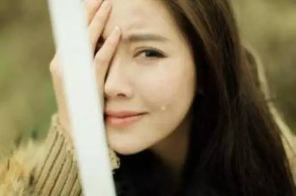 大哥去世3年,嫂子總是半夜發燒,婆婆讓小叔子去送藥,進屋慌了