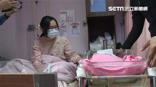 8年連生5胎!「大學戀上黑手」28歲年輕媽 挺孕肚上課 沒錢也堅持要生:「月薪3萬不是問題!」