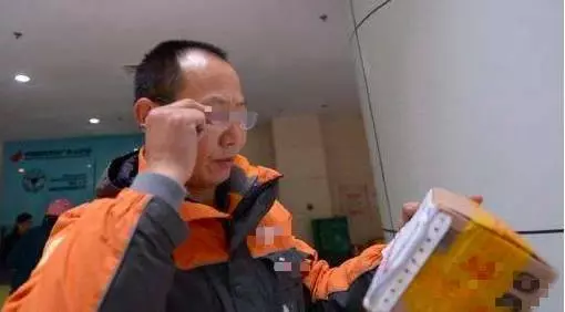 快遞小哥不小心撞壞豪車,被索賠150萬,當小哥摘下口罩,車主不只不要錢,還馬上下跪賠罪!