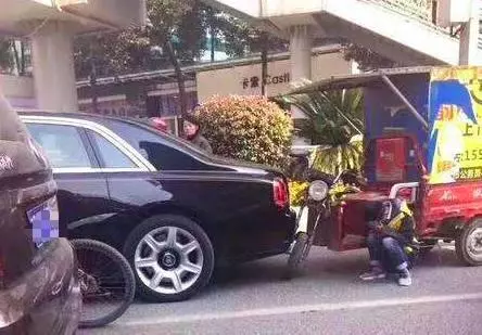 快遞小哥不小心撞壞豪車,被索賠150萬,當小哥摘下口罩,車主不只不要錢,還馬上下跪賠罪!