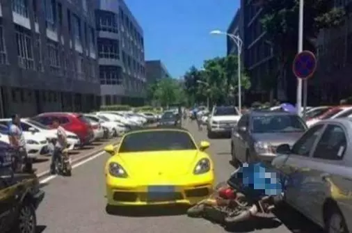 快遞小哥不小心撞壞豪車,被索賠150萬,當小哥摘下口罩,車主不只不要錢,還馬上下跪賠罪!