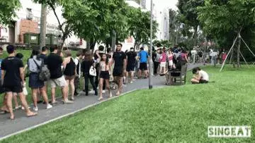 排了一條街的隊,吃一碗新加坡最好吃的鰻魚飯,值了!
