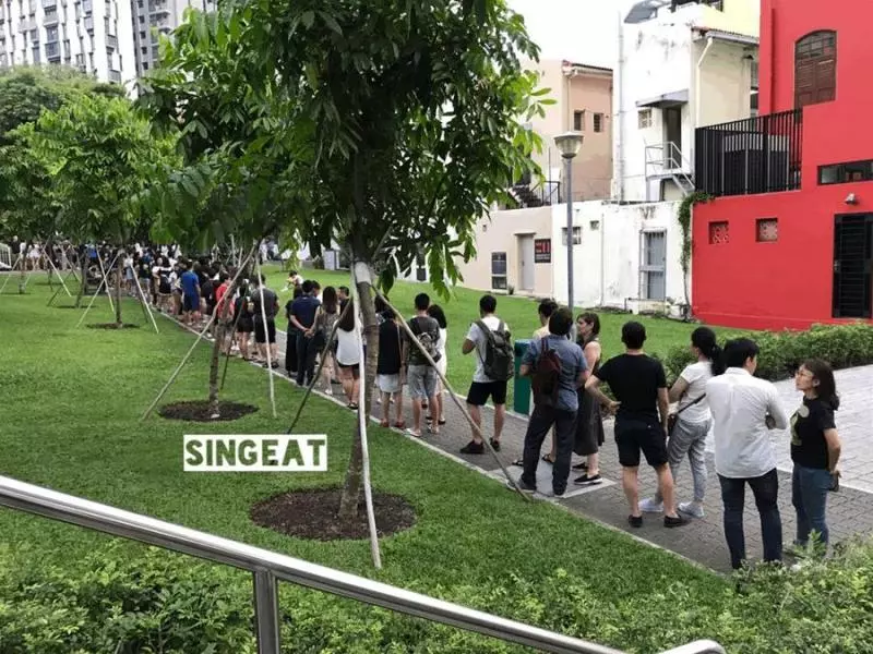 排了一條街的隊,吃一碗新加坡最好吃的鰻魚飯,值了!