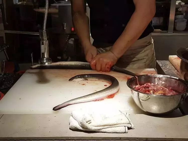 排了一條街的隊,吃一碗新加坡最好吃的鰻魚飯,值了!