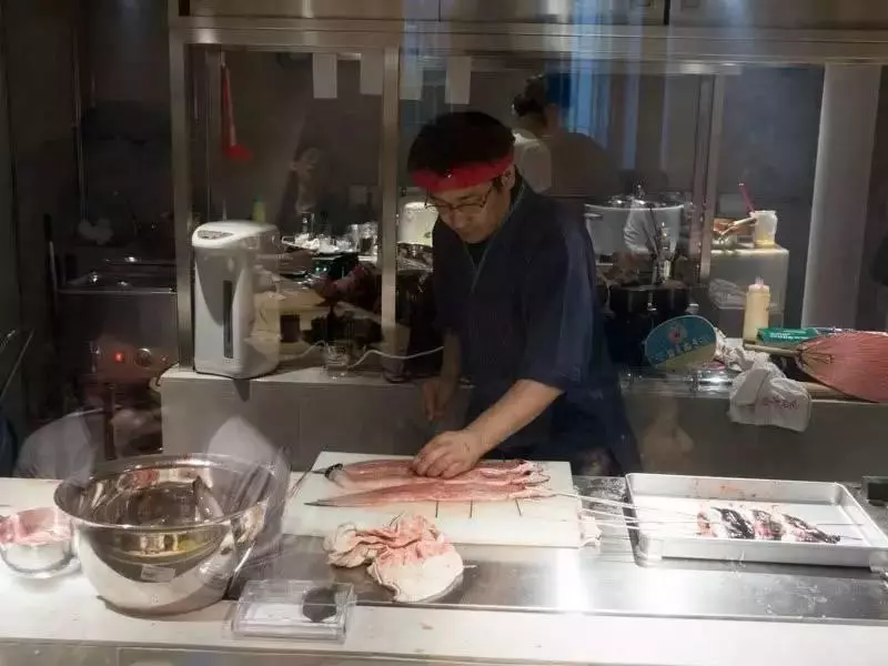 排了一條街的隊,吃一碗新加坡最好吃的鰻魚飯,值了!