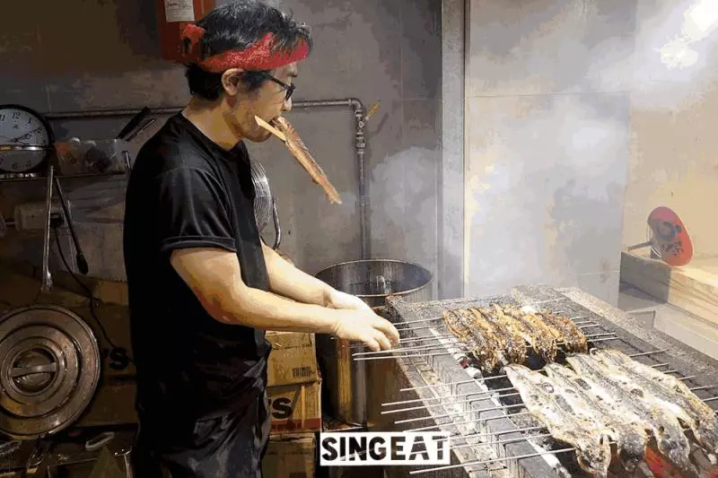 排了一條街的隊,吃一碗新加坡最好吃的鰻魚飯,值了!