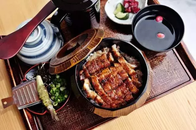 排了一條街的隊,吃一碗新加坡最好吃的鰻魚飯,值了!